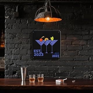 1 placa de metal moderna para copos de martini - decoração de bar vibrante com marcação EST 2023, fundo preto e cores de destaque trio, preto, 20 x 20 cm